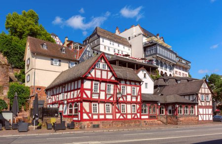 Mittelalterliche Straße mit traditionellen Fachwerkhäusern, Marburg an der Lahn, Hessen