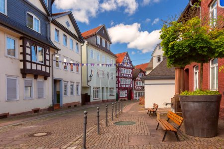 Traditionelle Fachwerkhäuser säumen die Kopfsteinpflasterstraße, die zum Marburger Schloss führt