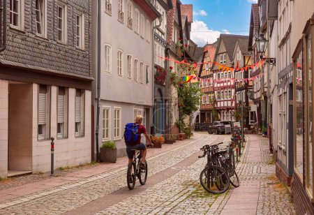 Traditionelle Fachwerkhäuser säumen die Kopfsteinpflasterstraße, die zum Marburger Schloss führt