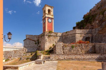 Uhrturm und Steinmauern der alten venezianischen Festung in Kerkyra, Korfu, Griechenland, mit Stufen