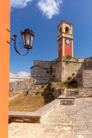 Uhrturm und Steinmauern der alten venezianischen Festung in Kerkyra, Korfu, Griechenland, mit Stufen