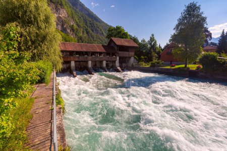 Ancien barrage sur la rivière Aare dans la vieille ville d'Unterseen, Interlaken, Suisse