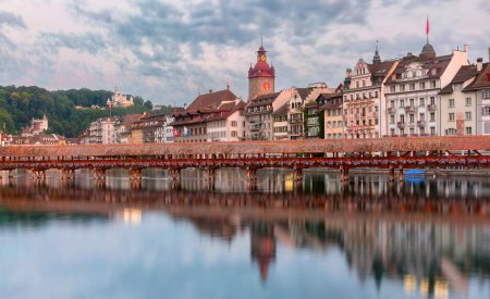 Abendliche Ansicht der Kapellenbrücke mit Blumenschmuck in Luzern, Schweiz