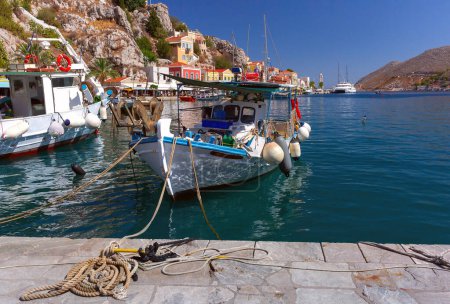 Heiterer Hafenblick mit traditionellem Fischerboot auf der Insel Symi, Griechenland