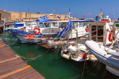 Boote und griechische Flaggen in einem Yachthafen in Rhodos, Dodekanes, Griechenland