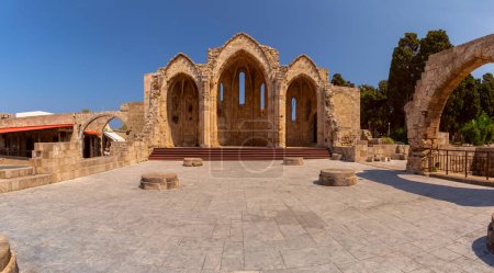 Gewölberuinen einer mittelalterlichen Steinstruktur auf Rhodos, Dodekanes, Griechenland