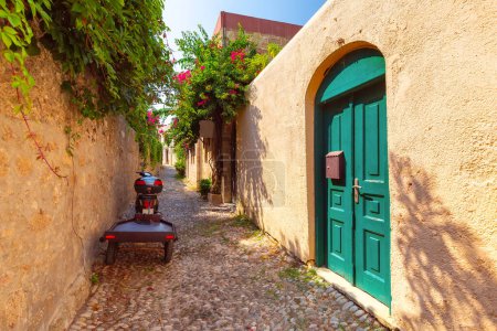 Enge mittelalterliche Straße mit Bogen und Blumen, Rhodos Altstadt, Rhodos, Griechenland