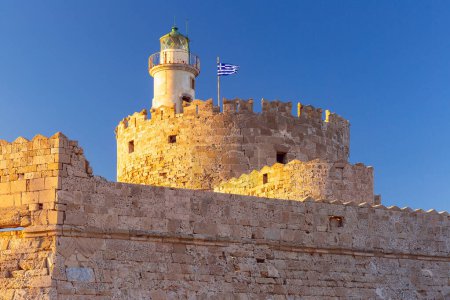 El antiguo fuerte de San Nicolás en la entrada del puerto de Mandraki en Rodas, Grecia al atardecer