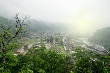Téléchargez les photos : Village traditionnel japonais en saison des pluies. - en image libre de droit