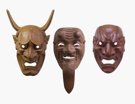Téléchargez les photos : Cloae-up masque japonais en bois sur blanc - en image libre de droit