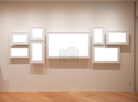 Téléchargez les photos : Cadre vide design dans une pièce contre un mur blanc - en image libre de droit