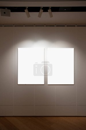 Téléchargez les photos : Vide deux cadres dans une pièce contre un mur blanc - en image libre de droit