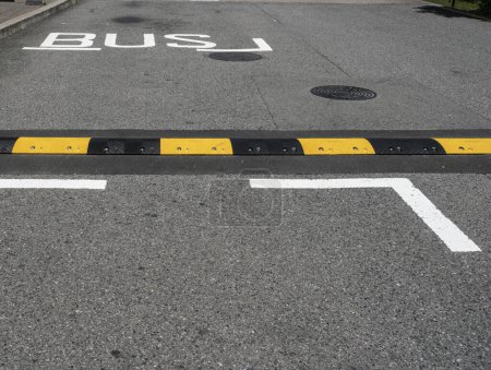 Téléchargez les photos : Ligne de peinture jaune et ligne de bosse de vitesse sur route asphaltée - en image libre de droit