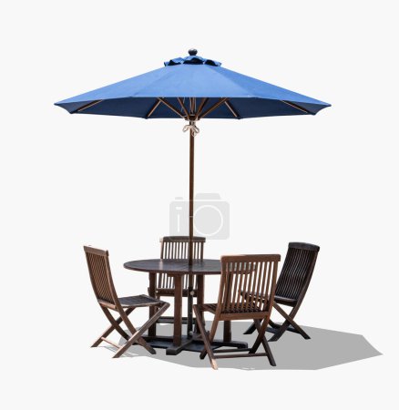 Téléchargez les photos : Chaise de table café parasol, isolé sur fond blanc - en image libre de droit