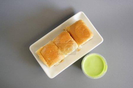 Téléchargez les photos : Vue sur le dessus, dessert thaï sucré, tranche de pain cuit à la vapeur et crème anglaise pandan - en image libre de droit
