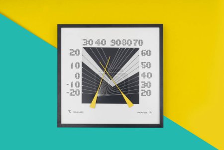 Téléchargez les photos : Température humidimètre analogique sur fond de couleur - en image libre de droit