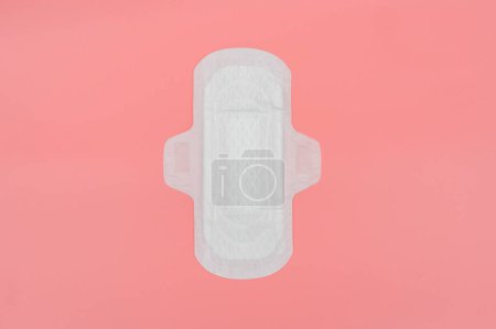 Téléchargez les photos : Serviette hygiénique, serviette hygiénique sur fond rose. - en image libre de droit