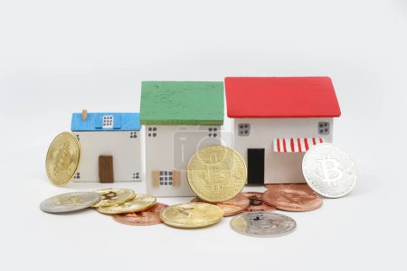 Téléchargez les photos : Acheter des biens immobiliers forme crypto-monnaie sur fond blanc. - en image libre de droit