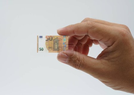 Téléchargez les photos : Main tenant petit 50 euro, sur fond blanc. - en image libre de droit