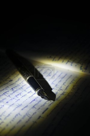 Téléchargez les photos : Un vieux stylo plume reposant sur un manuscrit - en image libre de droit