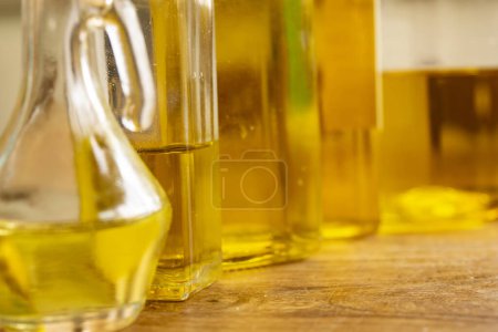Téléchargez les photos : Détail des petits récipients en verre d'huile d'olive - en image libre de droit