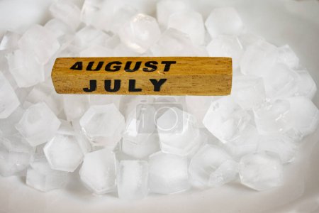 Foto de Cubitos de hielo y letras para los meses de julio y agosto - Imagen libre de derechos