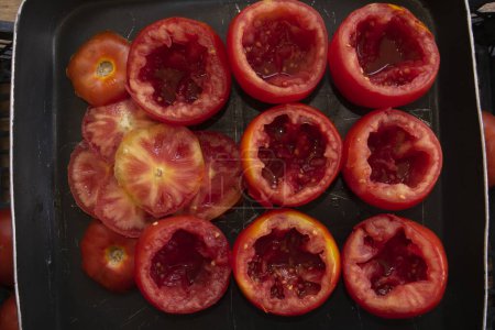 Foto de Tomates redondos vaciados de la pulpa para preparar tomates rellenos de arroz - Imagen libre de derechos