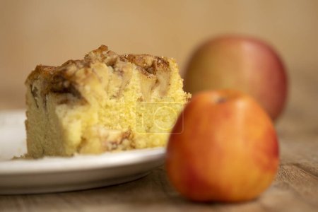 Téléchargez les photos : Tranche de tarte aux pommes maison avec près de deux fruits - en image libre de droit