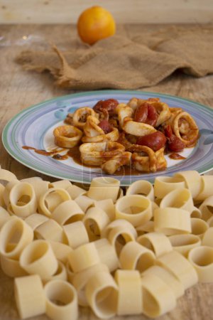 Téléchargez les photos : Calamarata recette italienne traditionnelle avec pâtes et anneaux de calamars - en image libre de droit