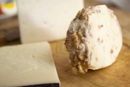 Téléchargez les photos : Plateau de quartiers de fromage, y compris un fromage aux noix - en image libre de droit