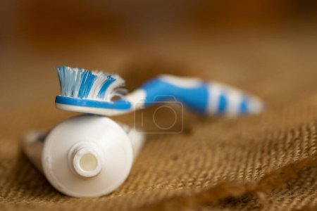 Téléchargez les photos : Brosse à dents et dentifrice utilisés pour l'hygiène dentaire - en image libre de droit