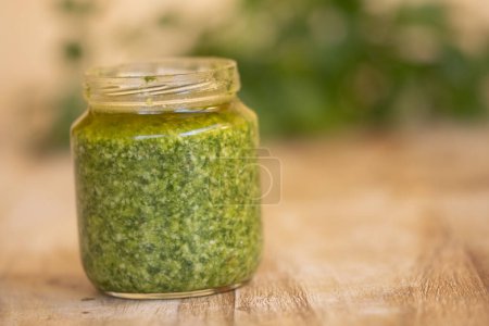 Téléchargez les photos : Pesto de basilic frais maison dans un bocal en verre - en image libre de droit