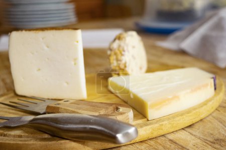 Téléchargez les photos : Plateau de quartiers de fromage, y compris un fromage aux noix - en image libre de droit