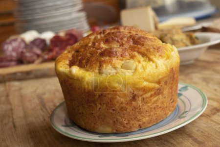 Téléchargez les photos : Gâteau salé français au jambon et fromage - en image libre de droit