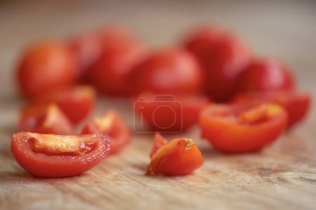 Téléchargez les photos : Tomates biologiques mûres coupées en quartiers - en image libre de droit