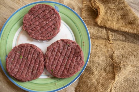 Téléchargez les photos : Hamburger de bœuf cru prêt à être cuit - en image libre de droit