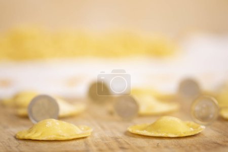 Téléchargez les photos : Concept de nourriture et d'argent avec un peu d'argent entre les raviolis farcis - en image libre de droit