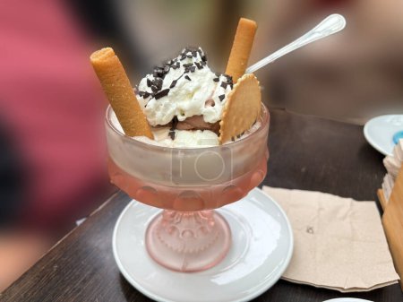 Téléchargez les photos : Crème glacée à la crème et pépites de chocolat aux gaufres dans une tasse en verre - en image libre de droit