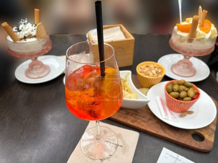 Téléchargez les photos : Cocktails fraîchement bu avec des entrées et des olives - en image libre de droit