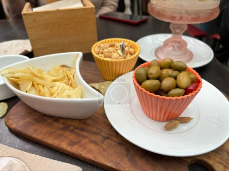 Téléchargez les photos : Doigts olives et hors-d'œuvre sur une table - en image libre de droit