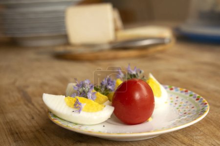 Téléchargez les photos : Composition des œufs durs tomates et fleurs - en image libre de droit