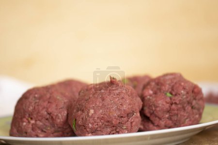 Téléchargez les photos : Boulettes de viande de bœuf crues prêtes à cuire - en image libre de droit