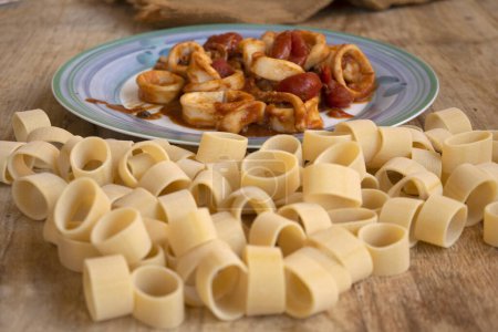 Calamarata traditionelles italienisches Rezept mit Pasta und Tintenfischringen