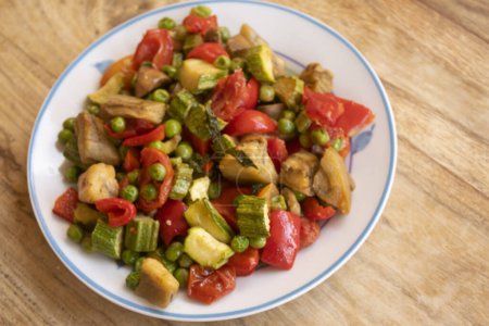 Téléchargez les photos : Ratatouille colorée et cuite au four avec variété de légumes - en image libre de droit
