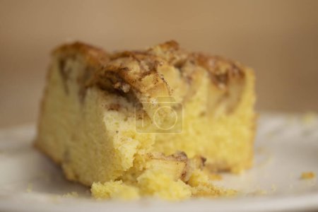 Téléchargez les photos : Tranche de tarte aux pommes maison sur une table en bois - en image libre de droit