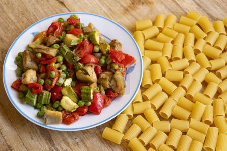 Téléchargez les photos : Pâtes aux légumes variés sur une table en bois - en image libre de droit