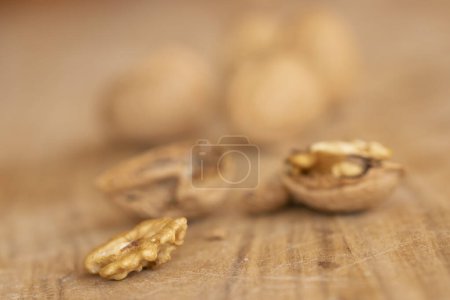 Téléchargez les photos : Noyau de noix avec une coquille en arrière-plan avec le fruit à l'intérieur - en image libre de droit