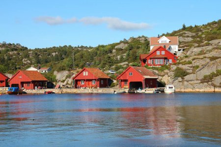 Foto de Puerto pesquero de Noruega en la isla de Skjernoy en la región de Vest-Agder. Pequeño puerto pesquero - Dyrestad. Sur de Noruega. - Imagen libre de derechos