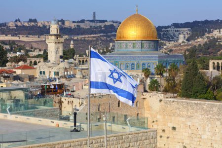Vieille ville de Jérusalem avec Dôme du Rocher et drapeau d'Israël.