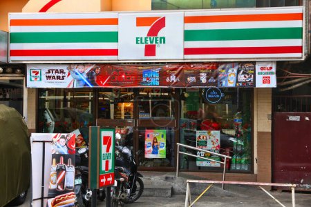 Foto de MANILA, FILIPINAS - 24 DE NOVIEMBRE DE 2017: Tienda 7-Eleven en Manila, Filipinas. 7-Eleven es el mayor operador del mundo, franquiciador y licenciante de tiendas de conveniencia, con más de 46.000 tiendas. - Imagen libre de derechos